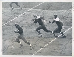 1934 Fordham Rams Back Fred Harlow Runs Ball VS St Marys Gaels Press Photo - Picture 1 of 2