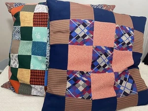 (2) Antik Patchwork Handarbeit Quilt doppelseitig quadratisch Kissen Oma Kern - Bild 1 von 13