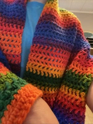 "Mantón de ganchillo hecho a mano envolvente colorido arco iris 51""x20"" nuevo" Foto 1 de 4