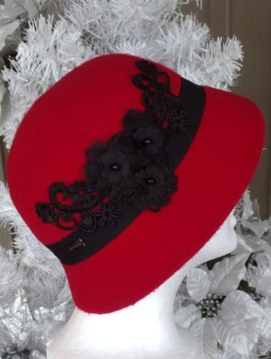 Sombrero cubo Betmar New York mezcla lana en rojo con detalles negros Foto 1 de 4