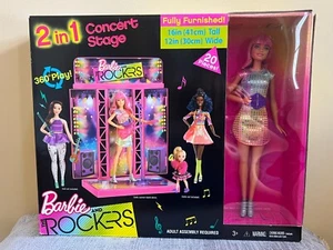 2017 Barbie And The Rockers 2 in 1 komplett eingerichtete Konzertbühne und Puppe. NRFB - Bild 1 von 7