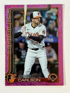 Dylan Carlson 2025 Topps Update Series (SP) Pink Holofoil #US181 Orioles - Foto 1 di 3