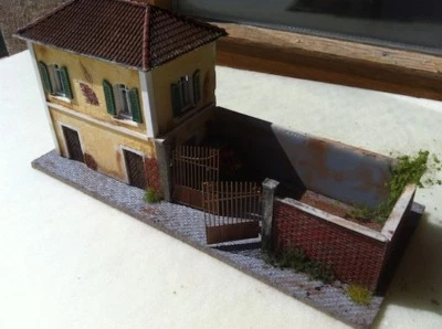 - FATTO A MANO - PLASTICO FERROVIARIO EDIFICIO DI SERVIZIO