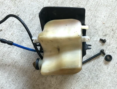 Yamaha XJ700X 1985 Maxim X tanque de desbordamiento de refrigerante con cubierta | depósito OEM 5521-0 Foto 1 de 3