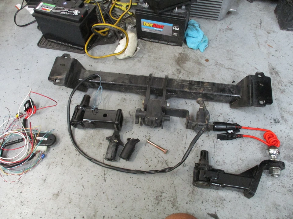 Kit de enganche oculto BMW X3 11-17 con kit de remolque y accesorios CURT de remolque Foto 1 de 4