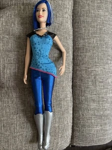Barbie Rock N Royals Principessa Zia bambola capelli blu e bianchi Mattel collana stivali - Foto 1 di 8