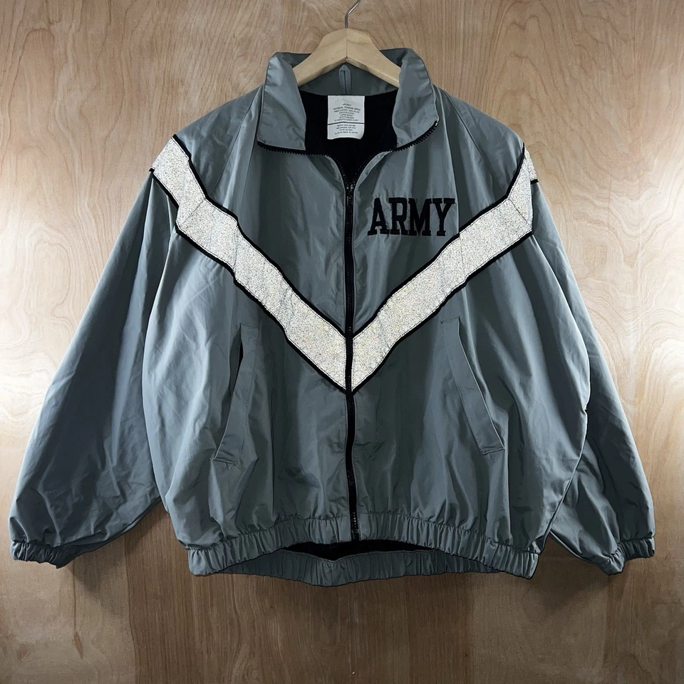 ВИНТАЖНЫЙ США АРМИЯ IPFU ОТРАЖАЮЩИЙ ЛОГОТИП ТРЕНИРОВОЧНАЯ КУРТКА СЕРЫЙ РАЗМЕР БОЛЬШОЙ КОРОТКИЙ НОВЫЙ - Изображение 1 из 4