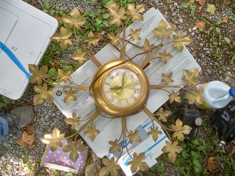 VINTAGE UNITED Maple Leaf BURST CLOCK  w SWEEPING SECOND HAND Cover