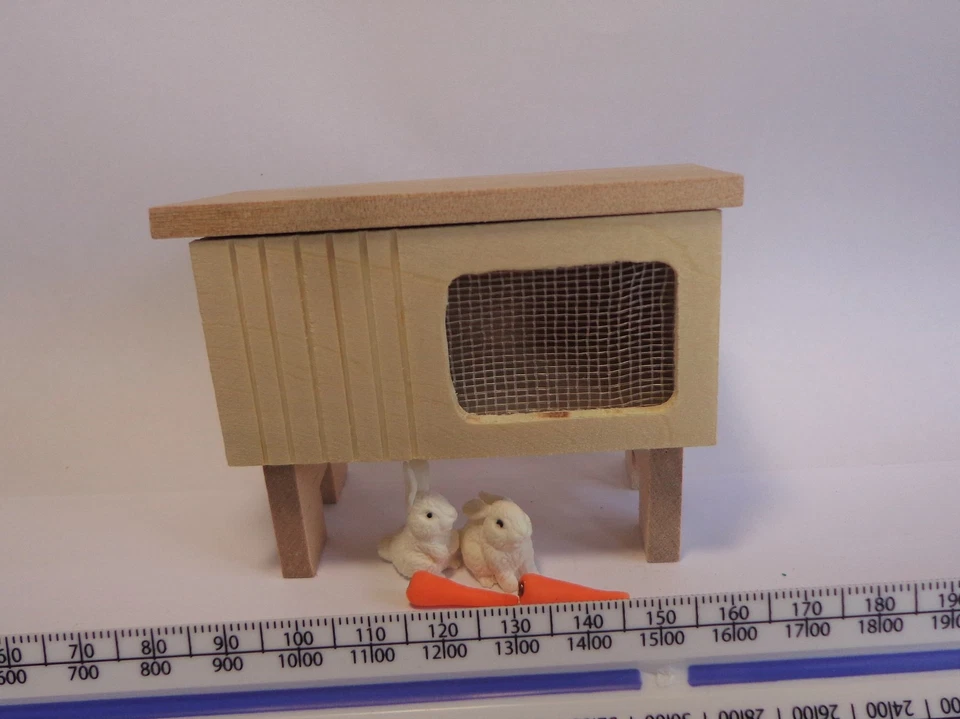 Cuccia in legno con finitura naturale scala 1:12 con 2 conigli