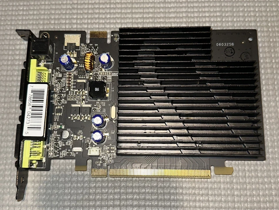 XFX PV-T73P-UDJ3 VC.2 | GeForce 7600GS | 256MB GDDR2 PCI-E x16 Graphics Card - Image 1 of 4