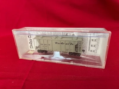 HO Scale Kadee 8640 Denver & Rio Grande Western 2-Bay Covered Hopper #18338 NEW - Image 1 of 2