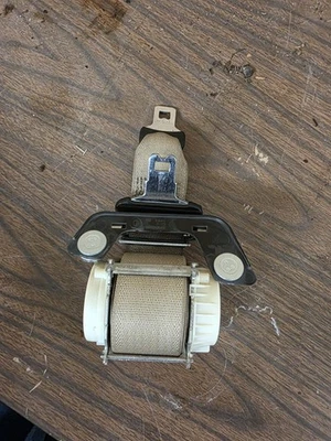 Cinturón de seguridad trasero central Ford F250 F350 F450 2008-2016 color tostado camel Foto 1 de 2