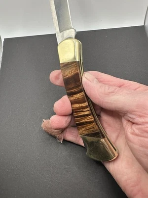 Cuchillo Buck 110 personalizado nuevo. Con empuñaduras de madera de koa estabilizadas. Refuerzos de latón. Foto 1 de 4