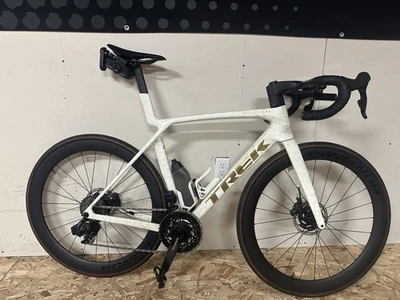 2025 Trek Madone SLR 7 Gen 8 M/L 56 Cm Carbon SRAM AXS   2x12s - Image 1 of 4