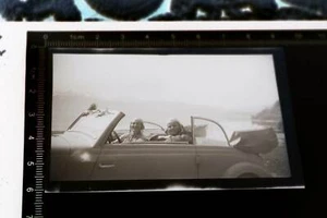 tolles alte Negativ - Frauen in einem Oldtimer Cabrio Lederkappen  30-40e - Picture 1 of 2