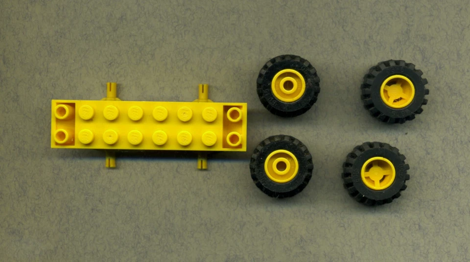 Lego-- 30277- Fahrgestell - Unterbau - 2 x 8 x 1  1/3 - Gelb - Mit Reifen Gelb - - Bild 1 von 1