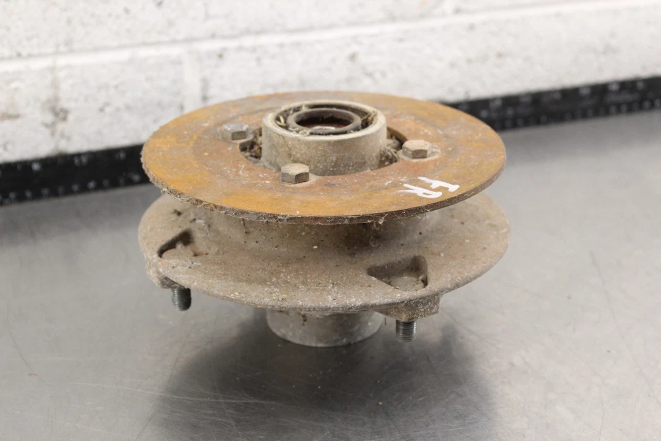 1997 Polaris Xpress 400L 2x4 FRONT WHEEL RIGHT HUB O909 - Image 1 of 4