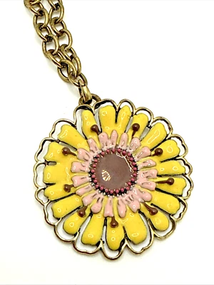 LILY BLOOM 黄色花朵吊坠项链粉色口音珐琅和青铜色调 30 — 第 1/4 张图片