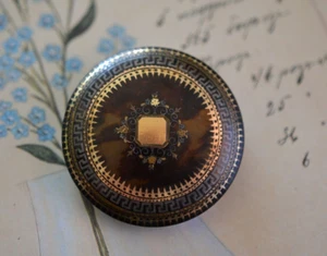 Broche de marquetería antiguo victoriano de piqué con incrustaciones de plata y oro - Imagen 1 de 6