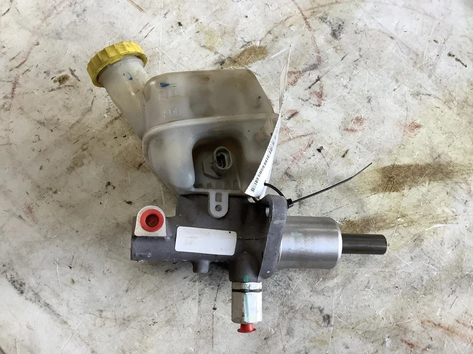 Главный тормозной цилиндр без АБС подходит для 06–09 PT CRUISER 340597 - Изображение 1 из 4