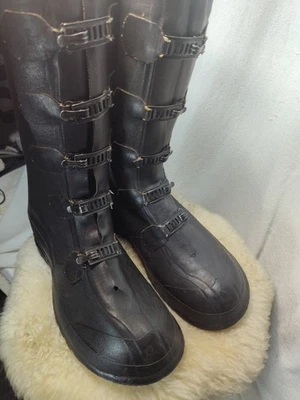 BOTA DE GOMA MILITAR VINTAGE BATA SHOE CO. PARA HOMBRE IMPERMEABLE CON HEBILLAS TALLA 10 Foto 1 de 4