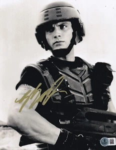 CASPER VAN DIEN signed (STARSHIP TROOPERS Johnny Rico 8X10 Foto BECKETT BS22864 - Bild 1 von 1