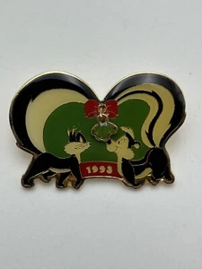 Pepe Le Pew Penelope Pussycat 1998 Christmas Pin - Picture 1 of 4