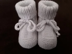 Selbstgestrickte Babyschuhe ***NEU*** in Farbe Hellgrau - Bild 1 von 4
