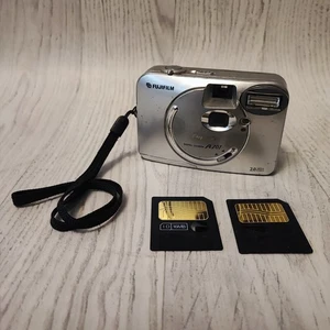 Fujifilm Finepix A201 Compact Digital Camera 2.0MP   with 2 Smart media Cards - Picture 1 of 14
