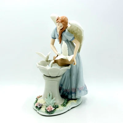Estatueta de anjo/pombas e fonte de porcelana pintada marca e membro vintage 2005 - Imagem 1 de 4