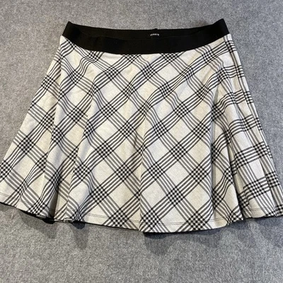 Falda estilo patinador tórrido talla 2/2X cintura elástica a cuadros negra y gris Foto 1 de 4