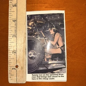 Vintage Tommy Lee 4" laminiertes Metall Magazin Bild Bikinihose Schlagzeug Motley Crue - Bild 1 von 4