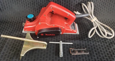 458124 - Cepilladora eléctrica Makita M101 con accesorios Foto 1 de 4