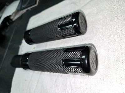 2024-2025 OEM Harley-Davidson Switchback Hand Grips - 56100564 - Image 1 of 4