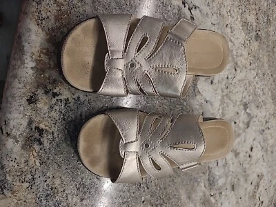 Sandalias Croft & Barrow para mujer con recorte plateado tacón medio de cuña sin cordones 8 medianas Foto 1 de 4