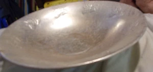 Vintage 1940 Westbend Aluminium Co. 14" Schüssel geprägt mit Trauben & Blättern Made USA - Bild 1 von 4