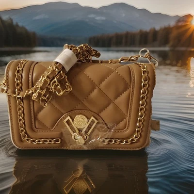 Bolso Bandolera Valentino Orlandi Taupe Acolchado con Acentos Dorados V-3004 Precio de venta sugerido por el fabricante $149 Foto 1 de 4