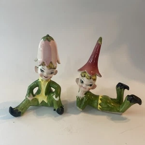 Vintage Giappone Norcrest Elfo Pixie Statuina Ceramica Set di 2 DANNEGGIATO LEGGI Cappello Fiore - Foto 1 di 20