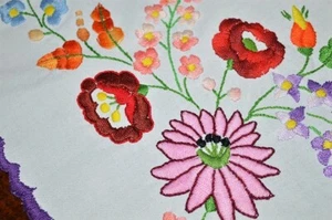 HUNGARIAN KALOCSA! VINTAGE HAND EMBROIDERED SPRING RUNNER WITH PURPLE EDGE - Picture 1 of 12