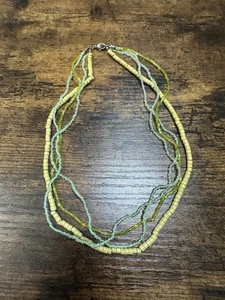 Vier Strang Vintage grüne Perlen Halskette Silber Verschluss kostenloser Versand - Bild 1 von 3