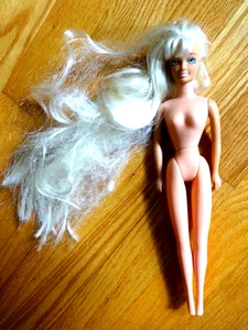 BAMBOLA SIRENA BARATTO VINTAGE BARBIE CLONE OCCHIO BLU BIONDA CAPELLI LUNGHI PORCELLANA OTTIME CONDIZIONI - Foto 1 di 13