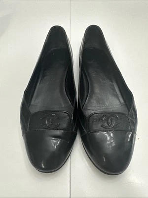 Bailarina plana Chanel 36 de cuero negro con logotipo CC charol puntera Foto 1 de 4