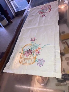 Vintage dresser scarf with embroidery - Picture 1 of 7