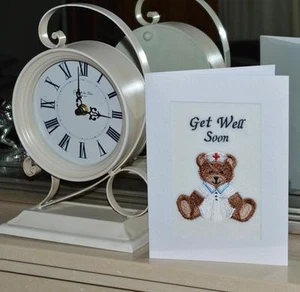 Eine neue maschinengestickte handgefertigte Karte Get Well Soon - Krankenschwester Bär. - Bild 1 von 1