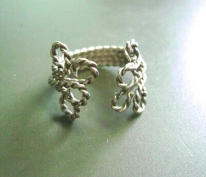 VINTAGE ADJUSTABLE THICK WIRE FLOWER OPEN FRONT SILVER TONE BAND/ RING - Picture 1 of 4
