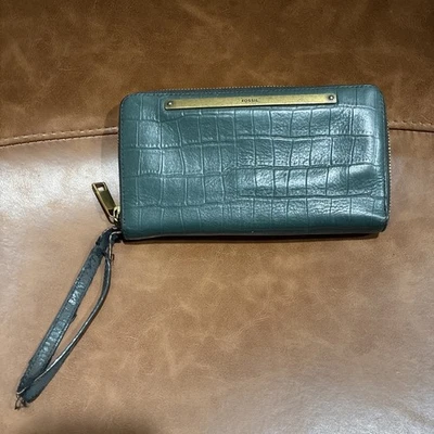 Cartera sin asas/muñequera Fossil Liza verde cocodrilo en relieve Foto 1 de 4