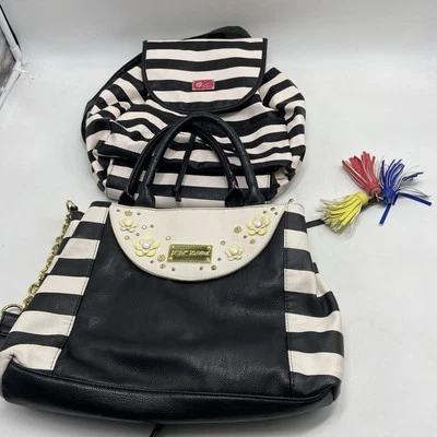 Bolso de mano y mochila Betsey Johnson floral a rayas blanco negro Foto 1 de 4