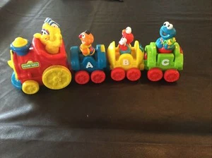 Vintage Sesame Street Big Bird Teach & Go Train Ernie Elmo Cookie Cars Funzionante! - Foto 1 di 3