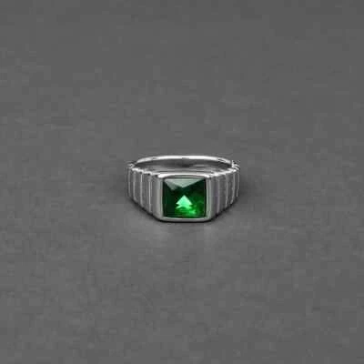 Anillo solitario esmeralda creado en laboratorio para hombre por traje moderno enchapado en oro blanco de 14K Foto 1 de 4