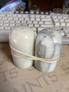 Shaker sale e pepe in marmo a cupola vintage 3" T - Foto 1 di 4